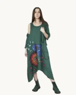 Zielona zwiewna lniana sukienka midi typu oversize na ramiączkach, ozdobiona ręcznie malowanymi wzorami, uszyta przez Naturalnie Podlasek, komplet z bluzą lnianą, widok z przodu