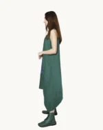 Zielona zwiewna lniana sukienka midi typu oversize na ramiączkach, ozdobiona ręcznie malowanymi wzorami, uszyta przez Naturalnie Podlasek, widok z boku