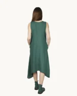 Zielona zwiewna lniana sukienka midi typu oversize na ramiączkach, ozdobiona ręcznie malowanymi wzorami, uszyta przez Naturalnie Podlasek, widok z tyłu