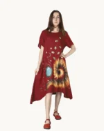 Bordowa zwiewna lniana sukienka midi oversize z krótkim rękawem, ozdobiona ręcznie malowanymi wzorami, uszyta przez Naturalnie Podlasek, widok z przodu