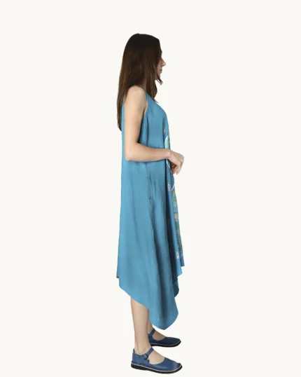Niebiesko-turkusowa zwiewna lniana sukienka midi oversize na ramiączkach, ozdobiona ręcznie malowanymi wzorami, uszyta przez Naturalnie Podlasek, widok z boku