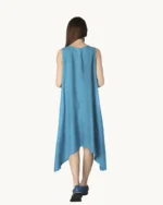 Niebiesko-turkusowa zwiewna lniana sukienka midi oversize na ramiączkach, ozdobiona ręcznie malowanymi wzorami, uszyta przez Naturalnie Podlasek, widok z tyłu