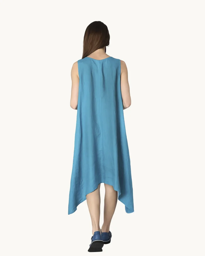Niebiesko-turkusowa zwiewna lniana sukienka midi oversize na ramiączkach, ozdobiona ręcznie malowanymi wzorami, uszyta przez Naturalnie Podlasek, widok z tyłu