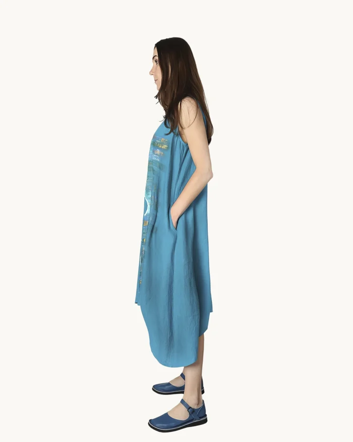 Niebiesko-turkusowa zwiewna lniana sukienka midi oversize na ramiączkach, ozdobiona ręcznie malowanymi wzorami, uszyta przez Naturalnie Podlasek, widok z boku