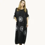 Czarna maxi lniana sukienka oversize, ozdobiona ręcznie malowanymi dmuchawcami, uszyta przez Naturalnie Podlasek, widok z przodu