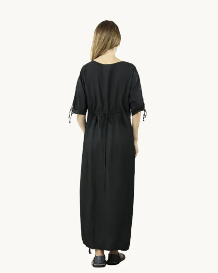 Czarna maxi lniana sukienka oversize, ozdobiona ręcznie malowanymi dmuchawcami, uszyta przez Naturalnie Podlasek, widok z tyłu