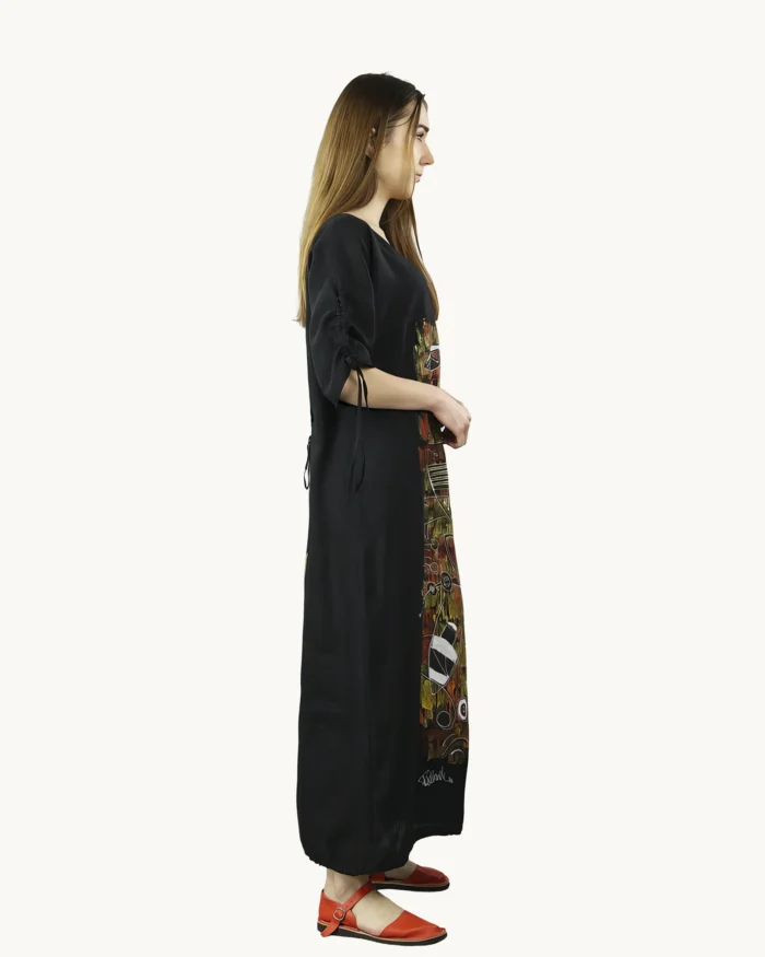 Czarna maxi lniana sukienka oversize, ozdobiona ręcznie malowanymi wzorami, uszyta przez pracownię Naturalnie Podlasek, widok z boku