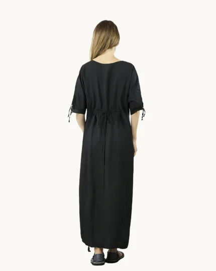 Czarna maxi lniana sukienka oversize, ozdobiona ręcznie malowanymi wzorami, uszyta przez pracownię Naturalnie Podlasek, widok z tyłu
