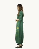 Zielona maxi lniana sukienka oversize, ozdobiona ręcznie malowanymi słonecznikami, uszyta przez pracownię Naturalnie Podlasek, widok z boku