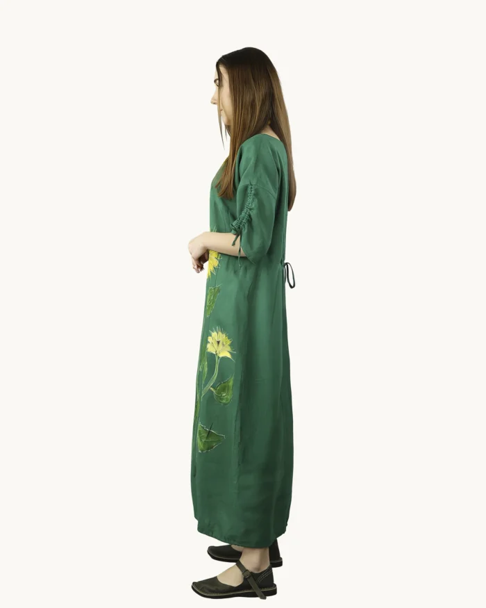 Zielona maxi lniana sukienka oversize, ozdobiona ręcznie malowanymi słonecznikami, uszyta przez pracownię Naturalnie Podlasek, widok z boku