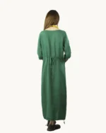 Zielona maxi lniana sukienka oversize, ozdobiona ręcznie malowanymi słonecznikami, uszyta przez pracownię Naturalnie Podlasek, widok z tyłu