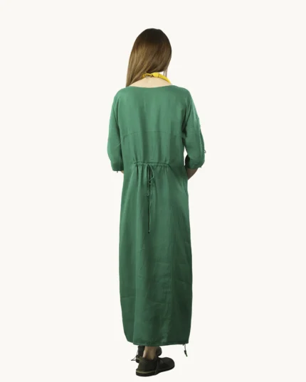 Zielona maxi lniana sukienka oversize, ozdobiona ręcznie malowanymi słonecznikami, uszyta przez pracownię Naturalnie Podlasek, widok z tyłu