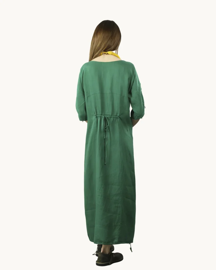 Zielona maxi lniana sukienka oversize, ozdobiona ręcznie malowanymi słonecznikami, uszyta przez pracownię Naturalnie Podlasek, widok z tyłu