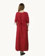Czerwona maxi lniana sukienka oversize, ozdobiona ręcznie malowanymi kwiatowymi wzorami na kolorowym tle, uszyta przez pracownię Naturalnie Podlasek, widok z tyłu