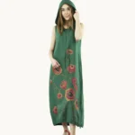 Zielona lniana sukienka oversize z kapturem z kieszeniami, bez rękawów, ozdobiona ręcznie malowanymi makami, widok z przodu