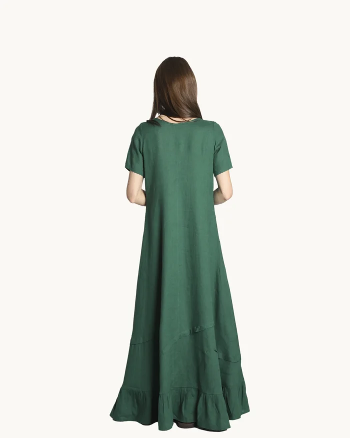 Zielona długa sukienka lniana z falbaną i krótkim rękawem, ozdobiona ręcznie naszytymi kwiatami, widok z tyłu
