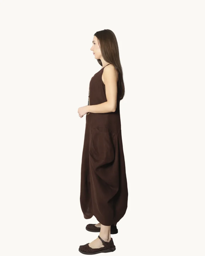 Brązowa lniana sukienka maxi typu oversize o asymetrycznym kroju, krótkim rękawem, ozdobiona ręcznie malowanymi wzorami, widok z boku