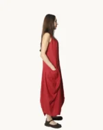Czerwona lniana sukienka maxi typu oversize o asymetrycznym kroju, krótkim rękawem, ozdobiona ręcznie malowanymi wzorami, widok z boku