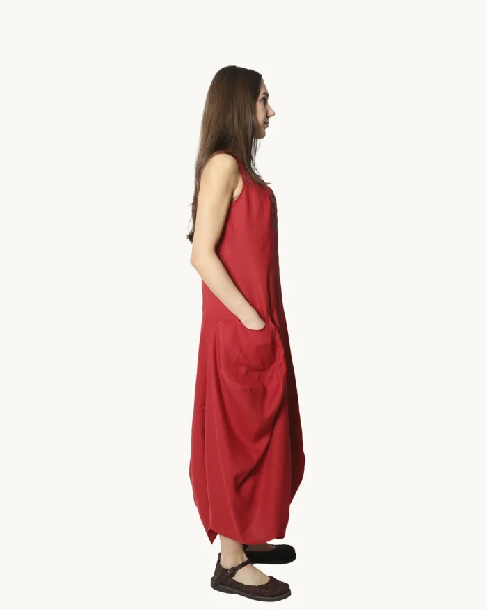 Czerwona lniana sukienka maxi typu oversize o asymetrycznym kroju, krótkim rękawem, ozdobiona ręcznie malowanymi wzorami, widok z boku