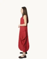 Czerwona lniana sukienka maxi typu oversize o asymetrycznym kroju, krótkim rękawem, ozdobiona ręcznie malowanymi wzorami, widok z boku
