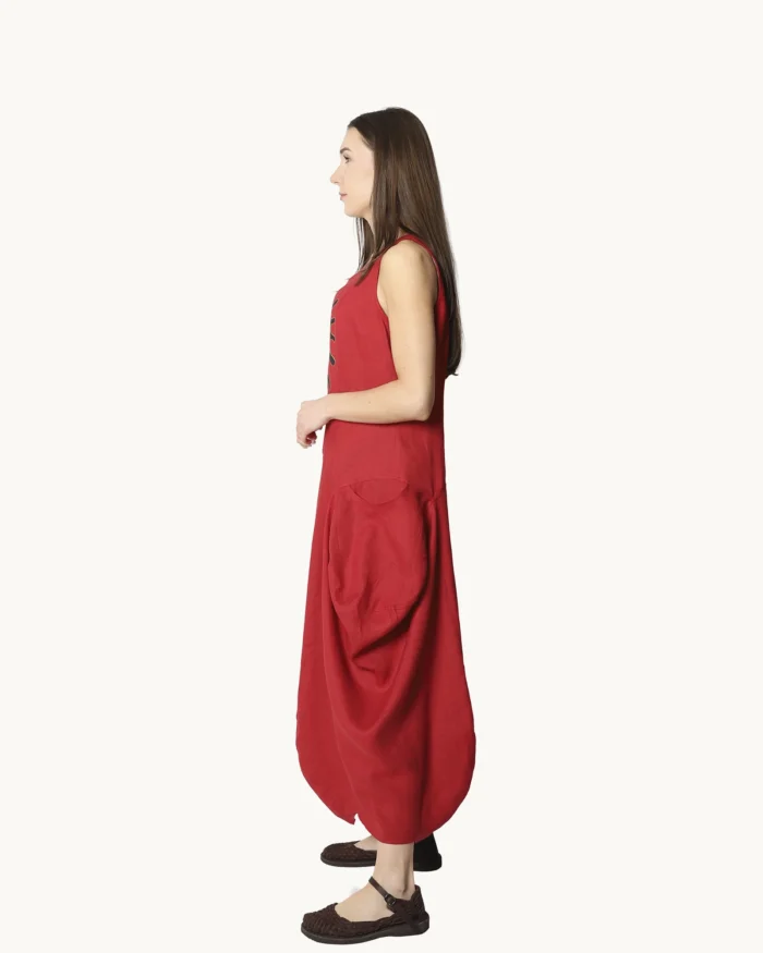 Czerwona lniana sukienka maxi typu oversize o asymetrycznym kroju, krótkim rękawem, ozdobiona ręcznie malowanymi wzorami, widok z boku