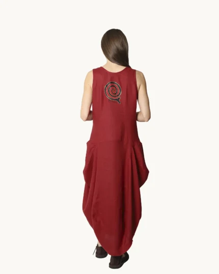 Bordowa lniana sukienka maxi typu oversize o asymetrycznym kroju, krótkim rękawem, ozdobiona ręcznie malowanymi wzorami, widok z tyłu