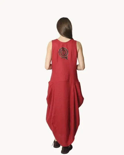 Czerwona lniana sukienka maxi typu oversize o asymetrycznym kroju, krótkim rękawem, ozdobiona ręcznie malowanymi wzorami, widok z tyłu