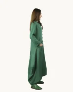 Asymetryczny zielony długi płaszcz lniany damski w stylu oversize, uszyty z naturalnego lnu, Naturalnie Podlasek, widok z boku