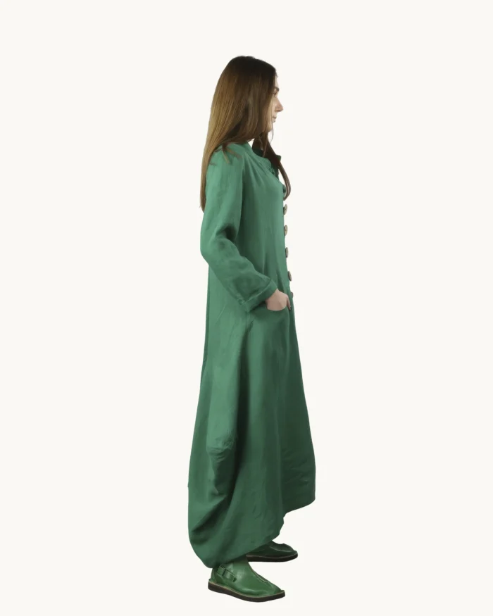 Asymetryczny zielony długi płaszcz lniany damski w stylu oversize, uszyty z naturalnego lnu, Naturalnie Podlasek, widok z boku