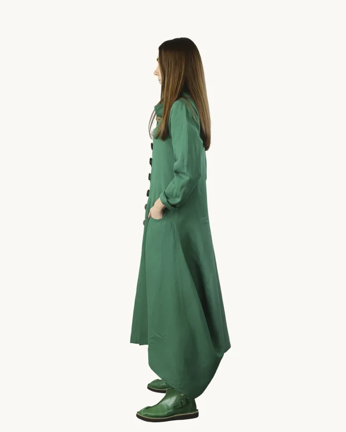 Asymetryczny zielony długi płaszcz lniany damski w stylu oversize, uszyty z naturalnego lnu, Naturalnie Podlasek, widok z boku
