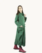 Zielony długi płaszcz lniany damski w stylu oversize, uszyty z naturalnego lnu o awangardowej formie, Naturalnie Podlasek, widok z boku