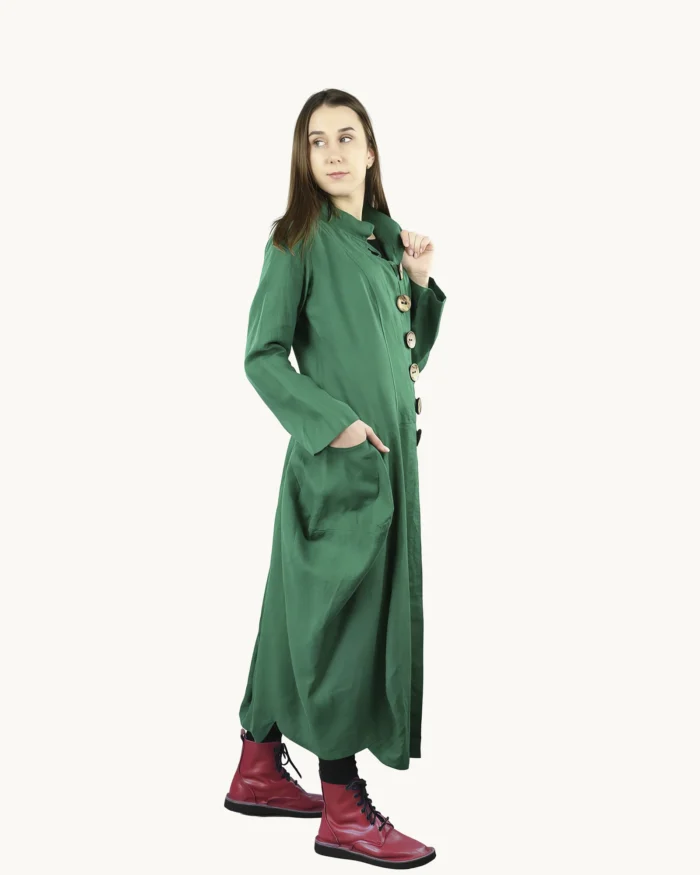 Zielony długi płaszcz lniany damski w stylu oversize, uszyty z naturalnego lnu o awangardowej formie, Naturalnie Podlasek, widok z boku