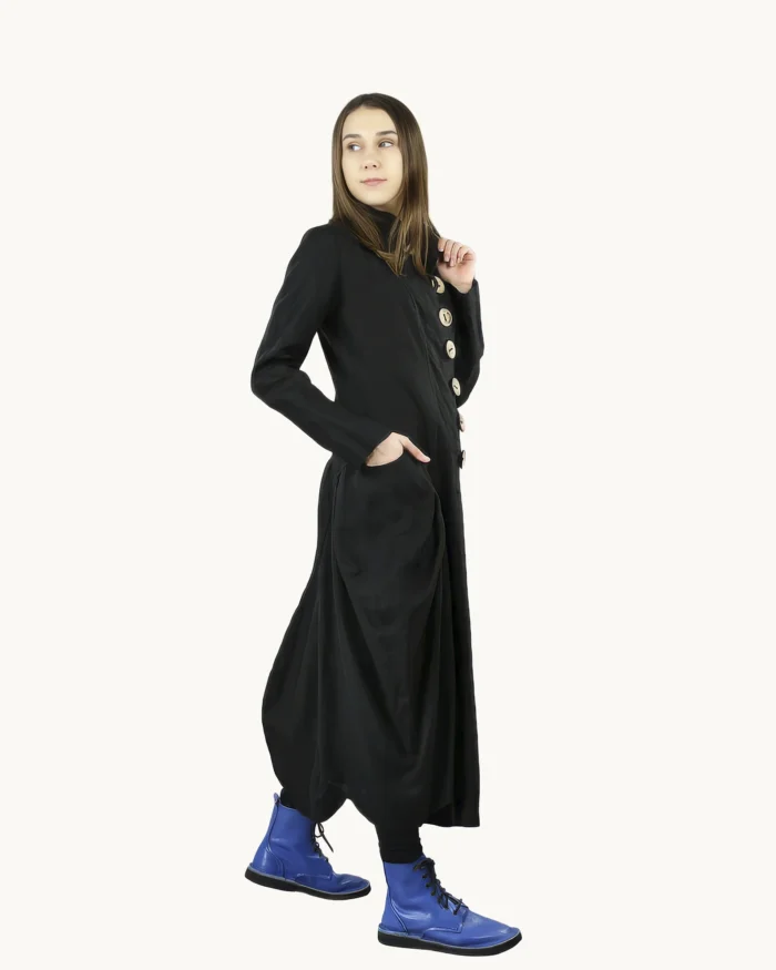 Czarny długi płaszcz lniany damski w stylu oversize, uszyty z naturalnego lnu o awangardowej formie, Naturalnie Podlasek, widok z boku