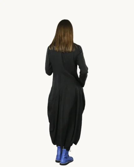 Czarny długi płaszcz lniany damski w stylu oversize, uszyty z naturalnego lnu o awangardowej formie, Naturalnie Podlasek, widok z tyłu