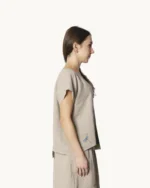Bluzka lniana oversize w kolorze naturalnego lnu z asymetrycznym dołem, ozdobiona ręcznie malowanymi wzorami, widok z boku