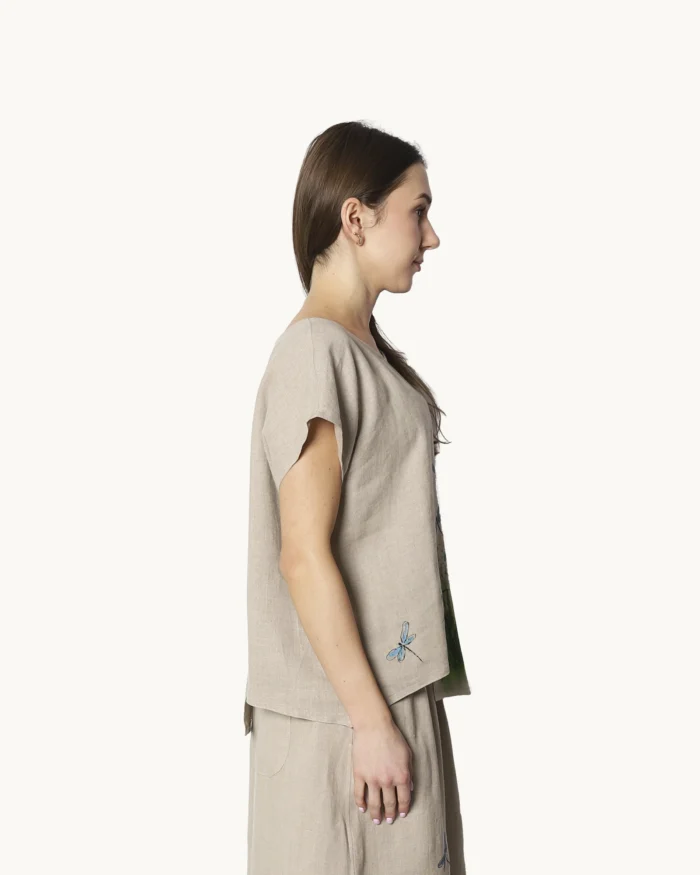 Bluzka lniana oversize w kolorze naturalnego lnu z asymetrycznym dołem, ozdobiona ręcznie malowanymi wzorami, widok z boku