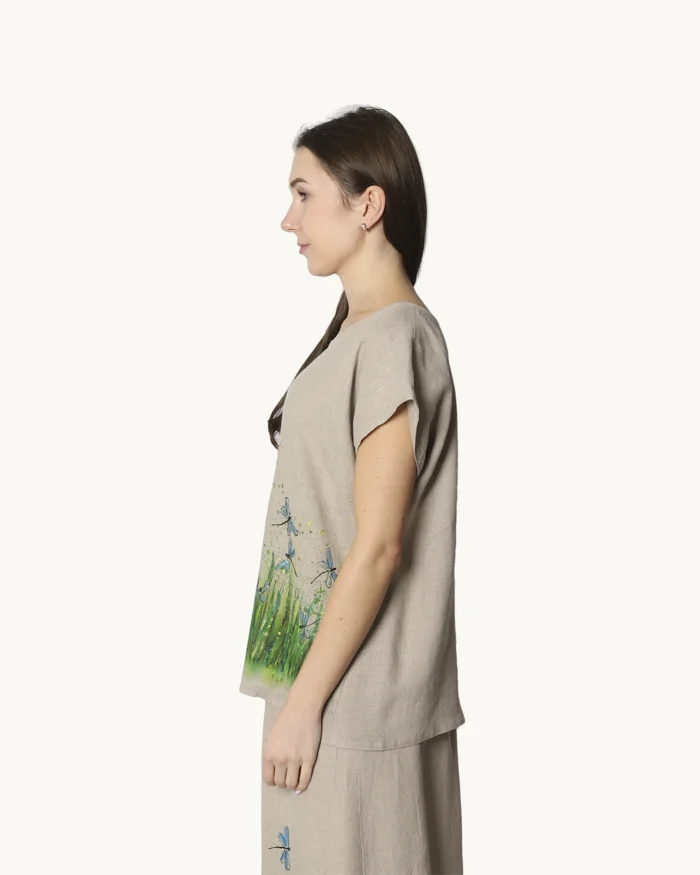 Bluzka lniana oversize w kolorze naturalnego lnu z asymetrycznym dołem, ozdobiona ręcznie malowanymi wzorami, widok z boku