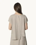 Bluzka lniana oversize w kolorze naturalnego lnu z asymetrycznym dołem, ozdobiona ręcznie malowanymi wzorami, widok z tyłu