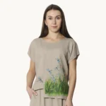 Bluzka lniana oversize w kolorze naturalnego lnu z asymetrycznym dołem, ozdobiona ręcznie malowanymi wzorami, widok z przodu