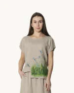 Bluzka lniana oversize w kolorze naturalnego lnu z asymetrycznym dołem, ozdobiona ręcznie malowanymi wzorami, widok z przodu