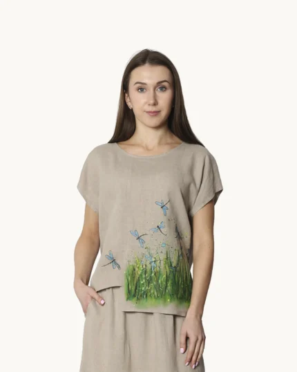 Bluzka lniana oversize w kolorze naturalnego lnu z asymetrycznym dołem, ozdobiona ręcznie malowanymi wzorami, widok z przodu
