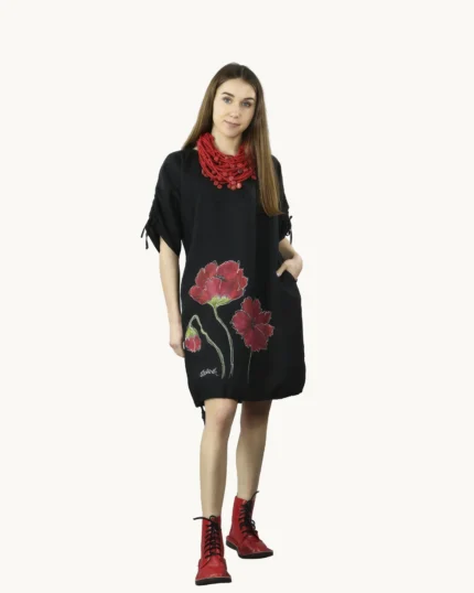 Czarna krótka lniana sukienka oversize z ręcznie malowanymi makami, widok z przodu