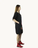 Czarna krótka lniana sukienka oversize z ręcznie malowanymi makami, widok z boku