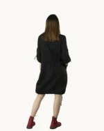 Czarna krótka lniana sukienka oversize z ręcznie malowanymi kwiatami, widok z tyłu