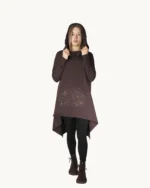 Brązowa bluza oversize z kapturem ozdobiona w ręcznie malowane liście, widok z przodu