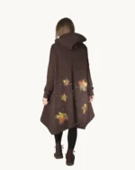 Brązowa bluza oversize z kapturem ozdobiona w ręcznie malowane liście, widok z tyłu
