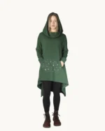 Zielona bluza oversize z kapturem ozdobiona w ręcznie malowanym wzorem Małego Księcia, widok z przodu