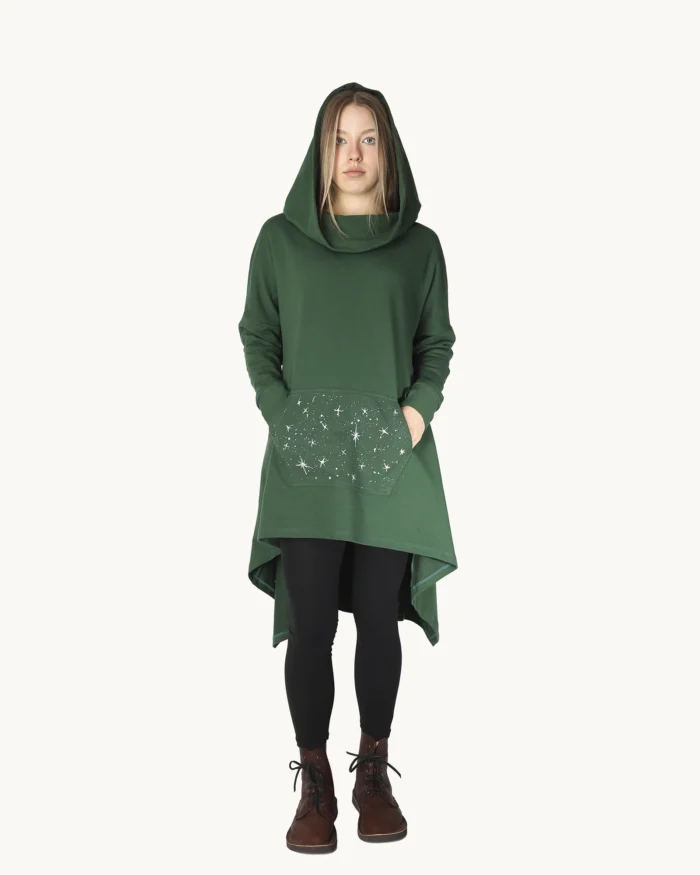 Zielona bluza oversize z kapturem ozdobiona w ręcznie malowanym wzorem Małego Księcia, widok z przodu