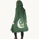 Zielona bluza oversize z kapturem ozdobiona w ręcznie malowanym wzorem Małego Księcia, widok z tyłu i boku