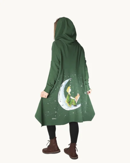 Zielona bluza oversize z kapturem ozdobiona w ręcznie malowanym wzorem Małego Księcia, widok z tyłu i boku